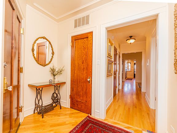 3rd image of 1526 W Rosemont Ave #1