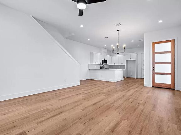 Open concept from entry to the living area:)