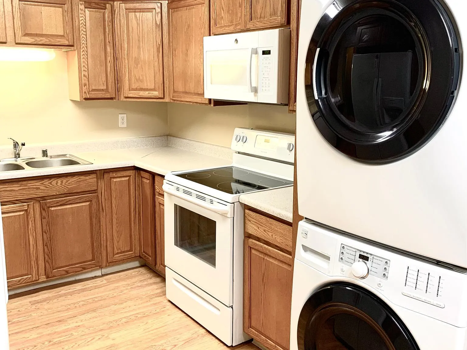 3 bed, 975 sqft, $1,822 — Photo 3