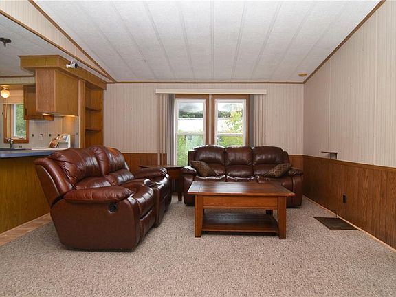 3rd image of 133 Holiday Ct