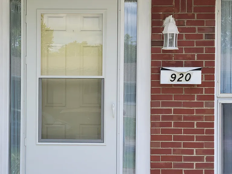 920 Princeton Dr — Photo 2