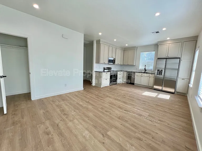216 E Hurd St #250 — Photo 8