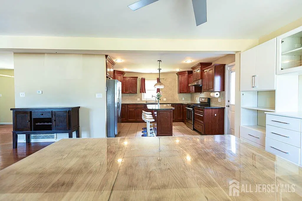 4 bed, 2.5 bath, $4,200 — Photo 4