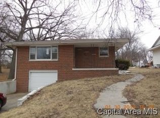 306 N 10th St, Riverton, IL 62561