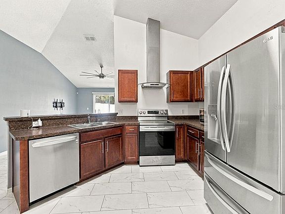 4th image of 2419 Beach Ave