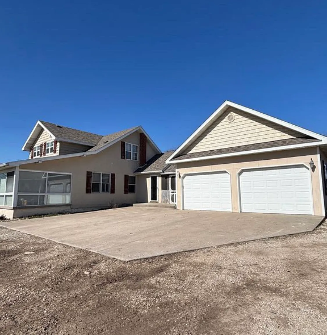 4 bed, 2.5 bath, 2400 sqft, $1,800 — Photo 1