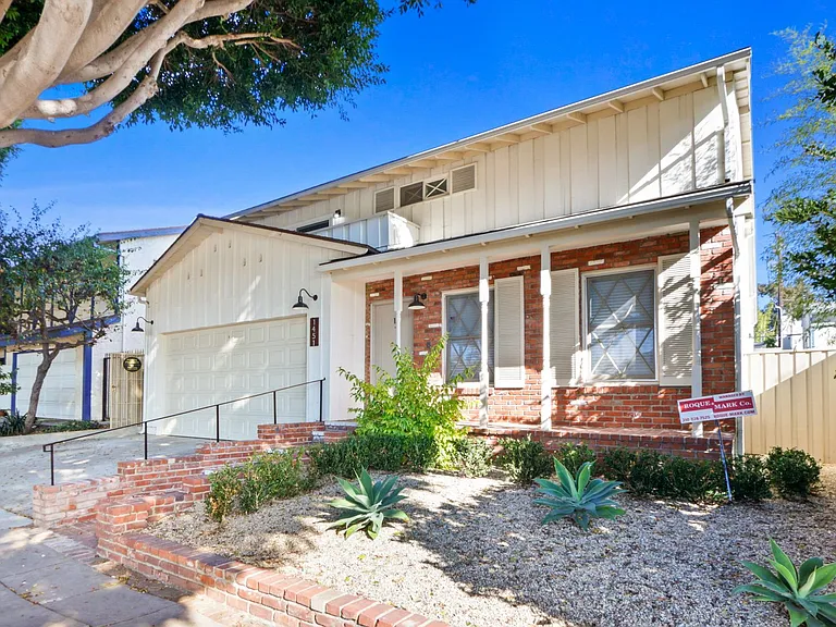 1451 Franklin St in Santa Monica! Steps to SM Blvd and near the Water Garden. — Photo 17