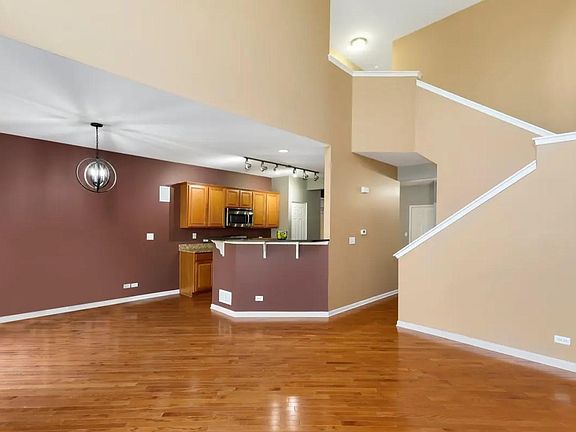 3rd image of 350 Buckingham Ct