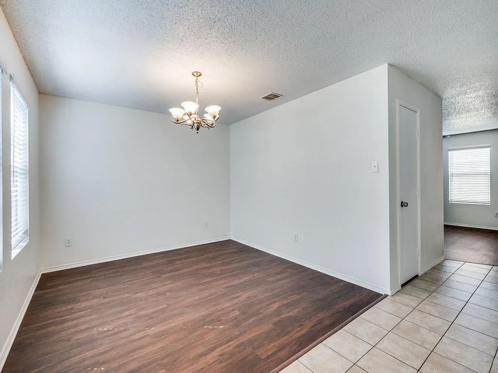 4 bed, 2584 sqft, $2,600 — Photo 2