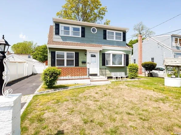 311 Maple Court, Copiague, NY 11726