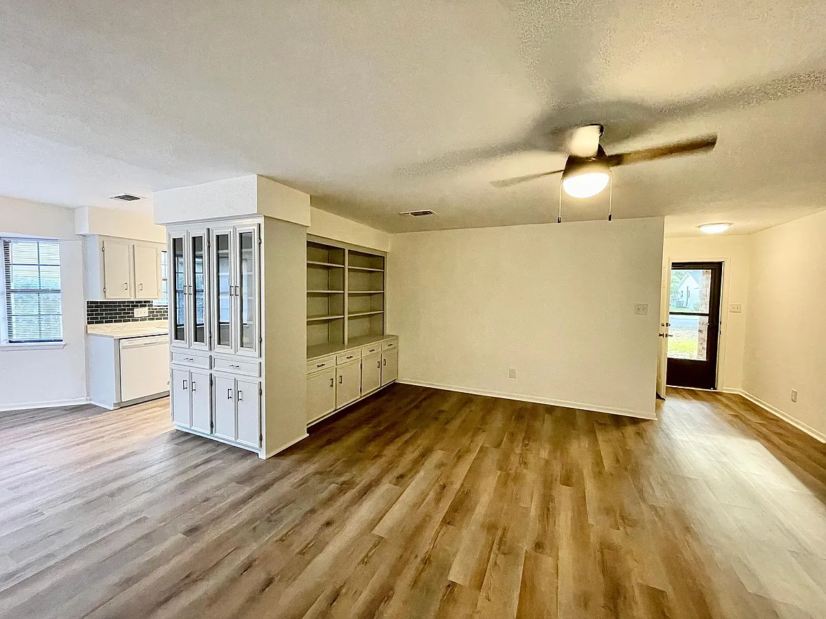 Building Photo - 2909 Talasek St