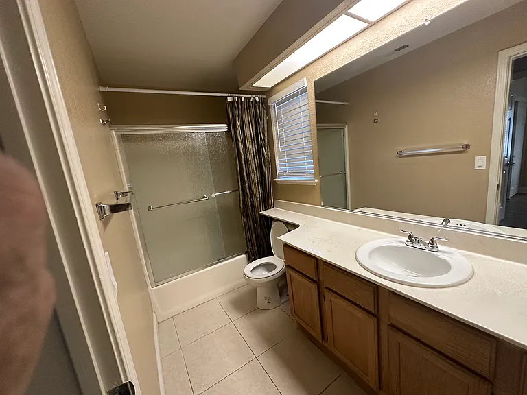 Full Bathroom 1
