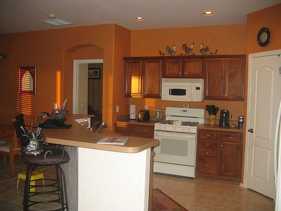 Kitchen with breakfast bar