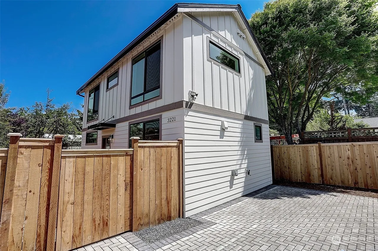 2 bed, 2.5 bath, 998 sqft, $3,700 — Photo 1