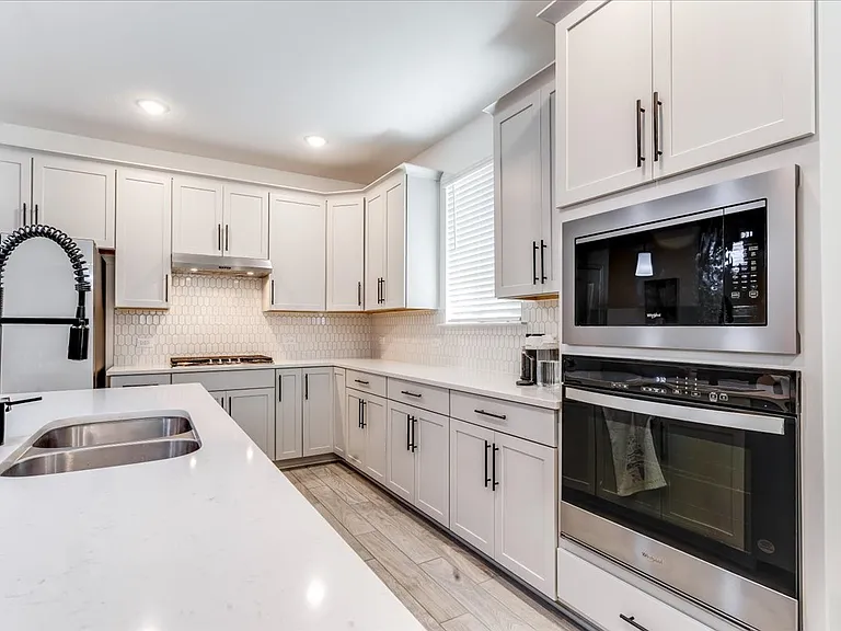 1304 Starling St — Photo 9