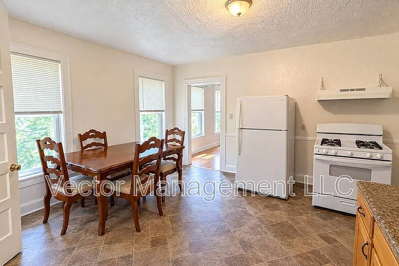2 bed, 1.0 bath, 1000 sqft, $1,400 — Photo 1