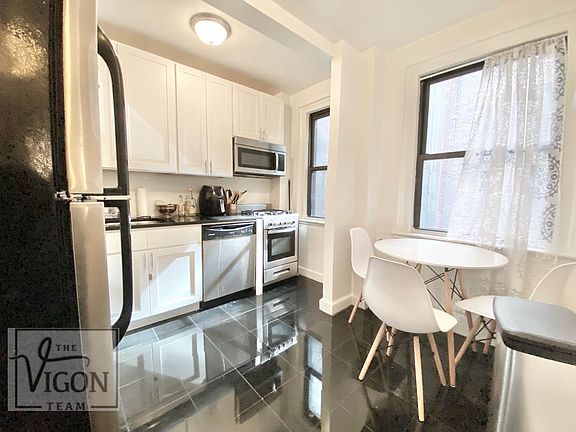 5th image of 330 E 43rd St APT 904