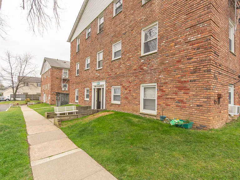 Pine Street Apartments — Photo 22
