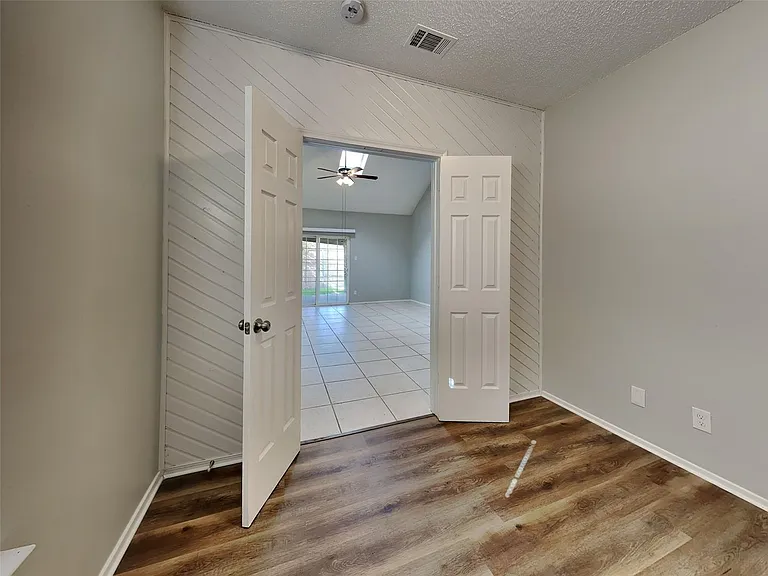 1395 Chinaberry Dr — Photo 9