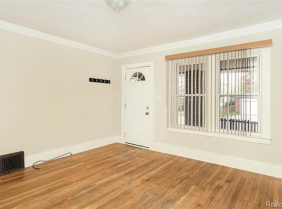 3rd image of 459 W Pearl Ave