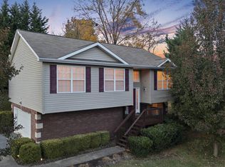 2 Taylor Ridge Ct, Johnson City, TN 37601