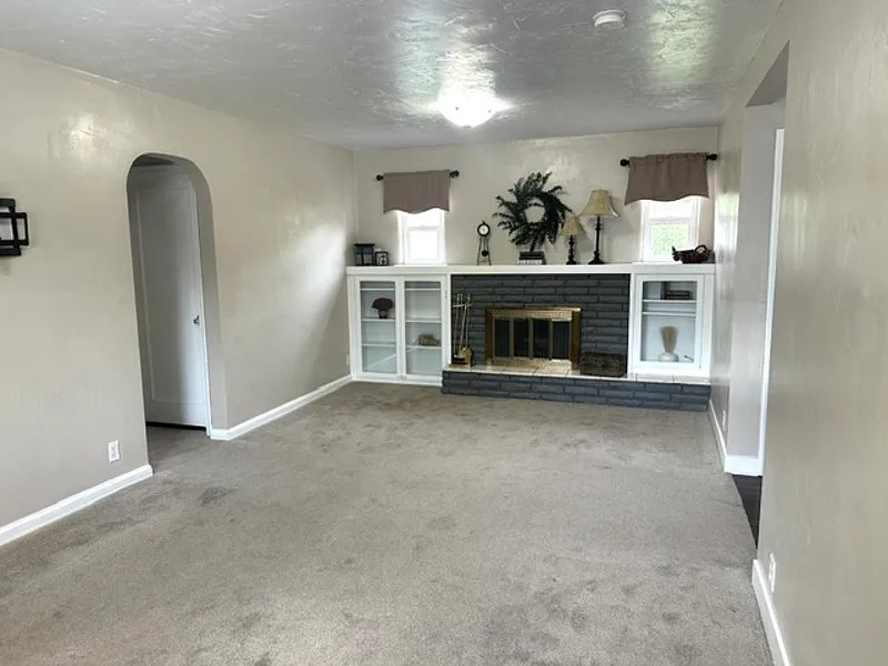 4 bed, 2.0 bath, 1824 sqft, $2,100 — Photo 2