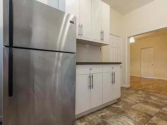 4th image of 254 Van Horne St #2