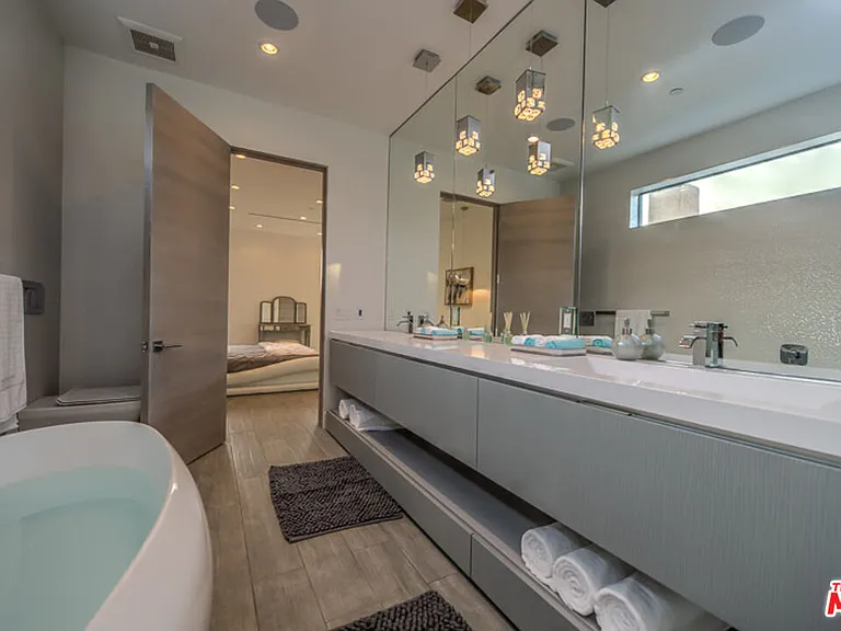 658 N Edinburgh Ave — Photo 20