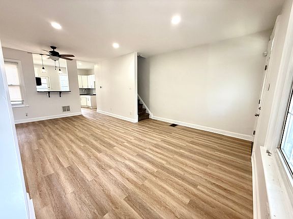 2nd image of 6753 Glenloch St