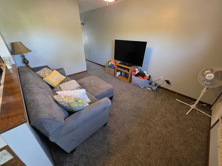 927 E Grand Ave — Photo 13