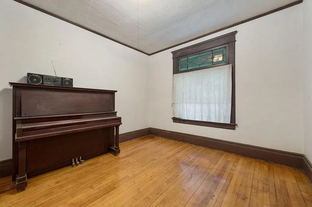 427 Dewey St — Photo 2