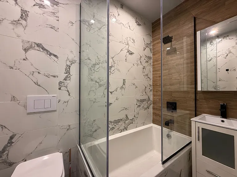 239 Scholes St #2L — Photo 2