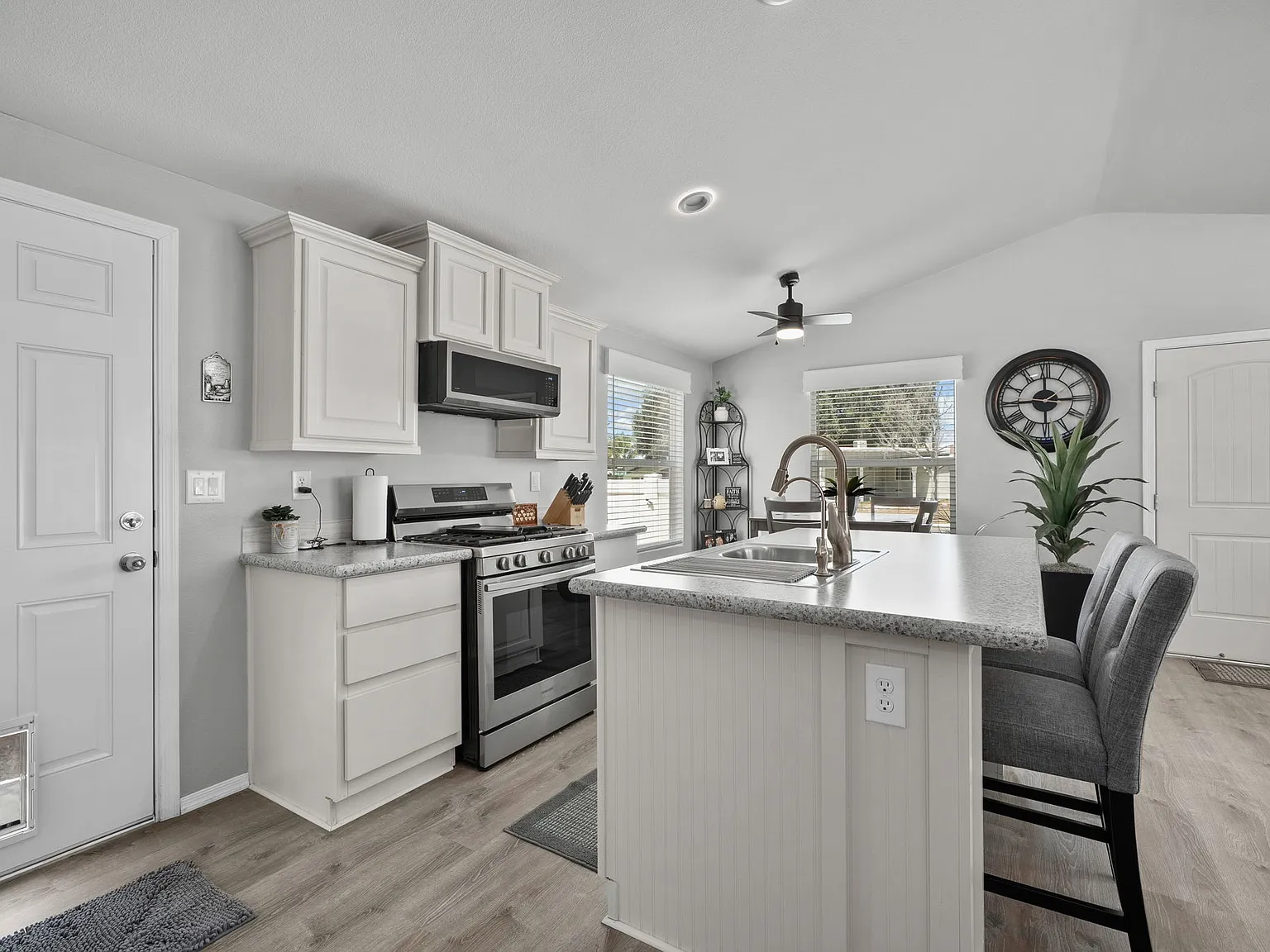 2 bed, 900 sqft, $2,800 — Photo 4