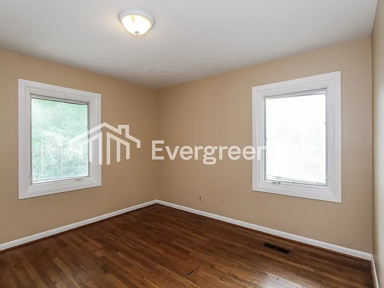 1413 Dogwood Ln — Photo 10