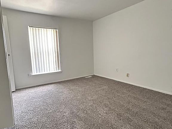 5th image of 403 Villa Dr