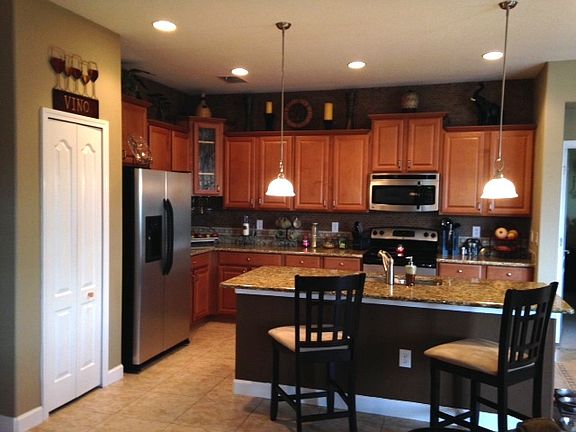 Granite counters, staggered cabinets w/crown molding and tile backsplash