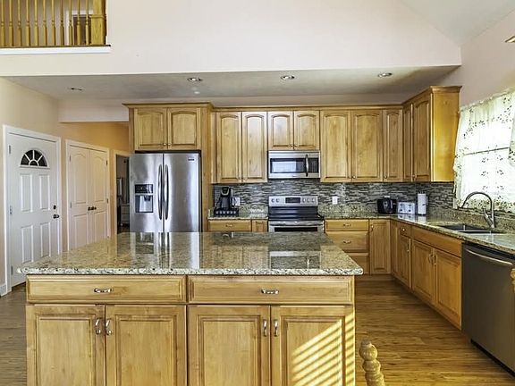 3rd image of 600 River Rd