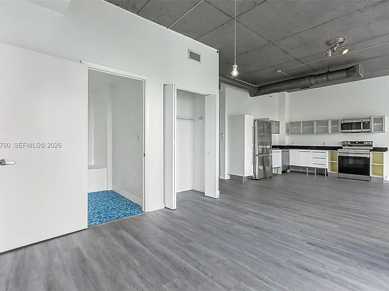 10 SW South River Dr #910 — Photo 4