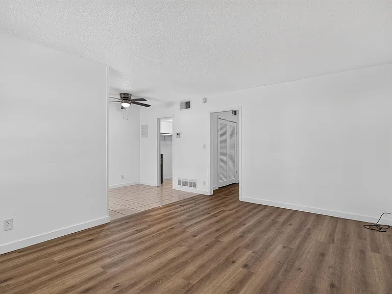 2391 NE 11th Ct — Photo 11