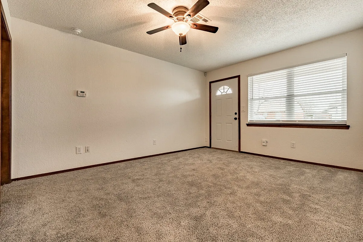 3 bed, 1.0 bath, 891 sqft, $1,225 — Photo 2
