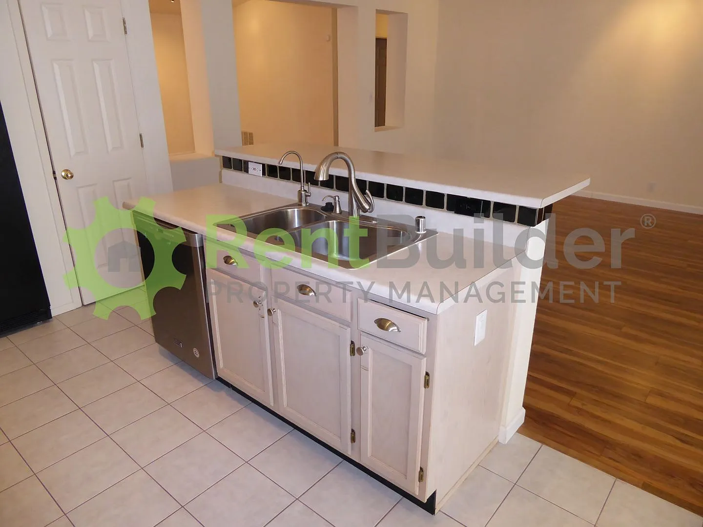 3 bed, 2.0 bath, 2400 sqft, $2,495 — Photo 2