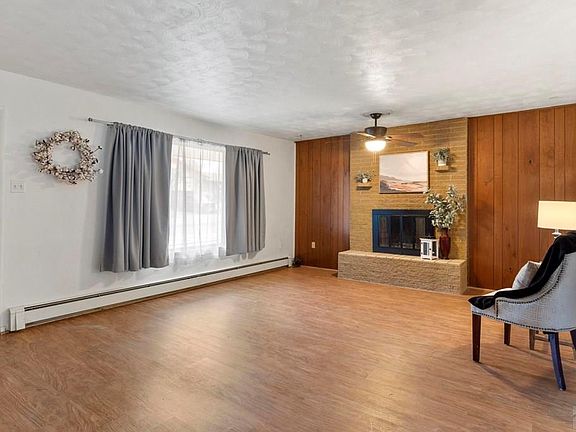 3rd image of 2104 Mountview Dr