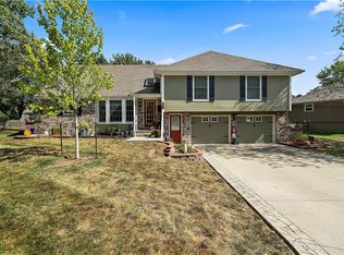 404 NE Oak Tree Ter, Lees Summit, MO 64086