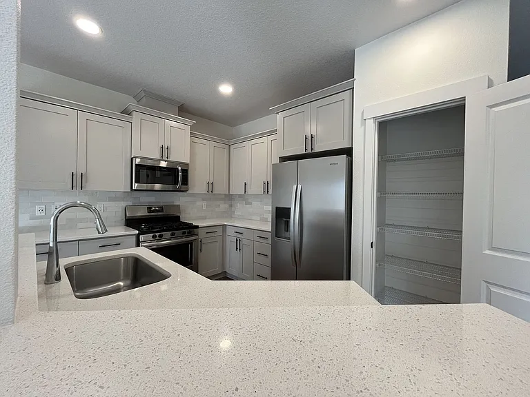 2875 S Magnolia Dr — Photo 7