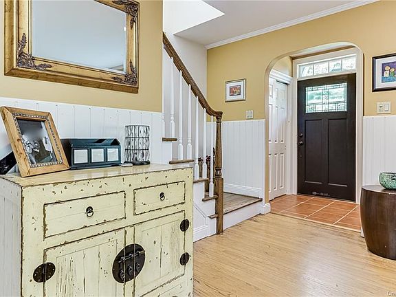 5th image of 8 Roslyn Ln