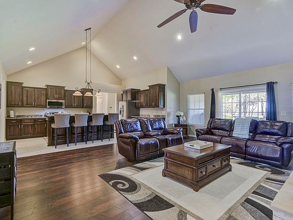 5th image of 417 Silverwood Circle