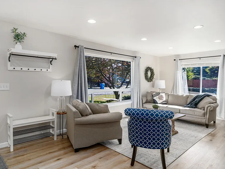 Entry way / Living room