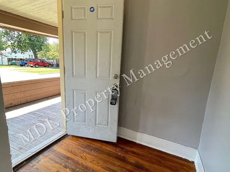 1108 W Holland Ave — Photo 2
