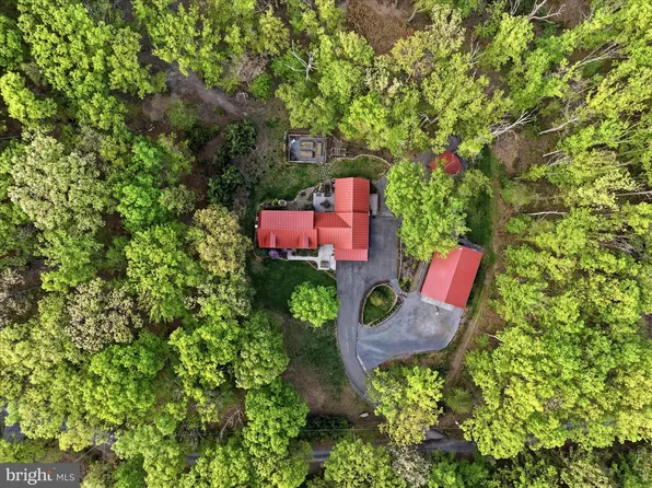 330 Sideling Mountain Dr, Paw Paw, WV 25434