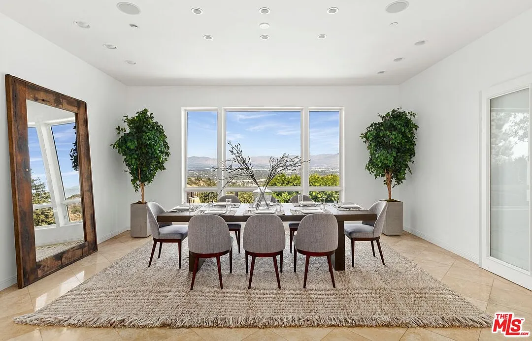 6 bed, 7.0 bath, 8754 sqft, $26,000 — Photo 2